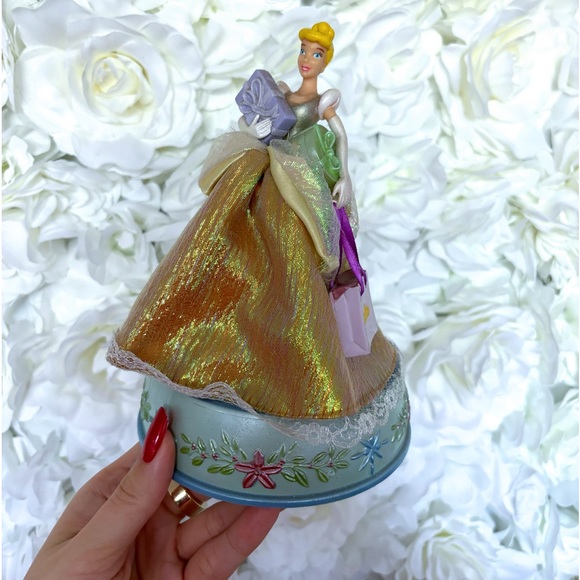 ✨RARE CHRISTMAS CINDERELLA GEMMT 2007 DISNEY CHRISTMAS - CHRISTMAS SONG & SPINS✨ - Picture 1 of 10